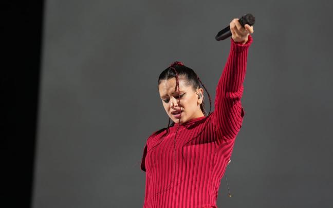 La cantante Rosalía durante su concierto en el Barakaldo Bizkaia Arena Bec, a 27 de julio de 2022. La cantante Rosalía durante su concierto en el Barakaldo Bizkaia Arena Bec, a 27 de julio de 2022.
