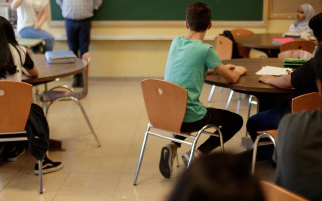 Varios alumnos asisten a clase. Varios alumnos asisten a clase.