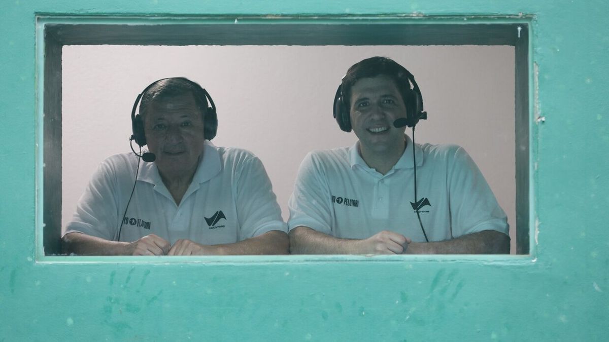 Luis (i) y Lolo Arduino, en la ventana del rebote del trinquete desde donde retransmiten los partidos.