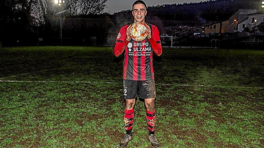 Xabier Zabalza posa con un balón.