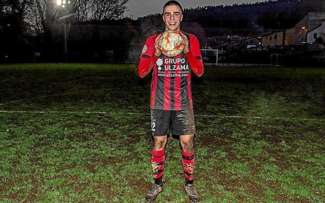 Xabier Zabalza posa con un balón. Xabier Zabalza posa con un balón.