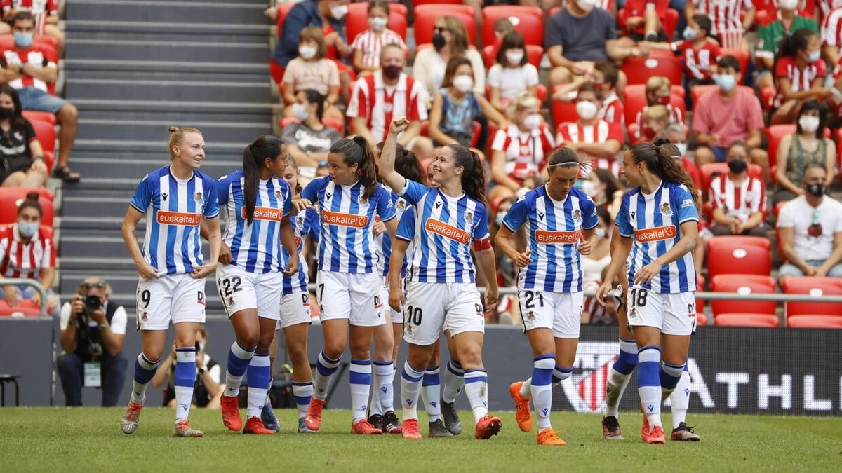 Las jugadoras de la Real Sociedad celebran el gol al Athletic Club en San Mamés.