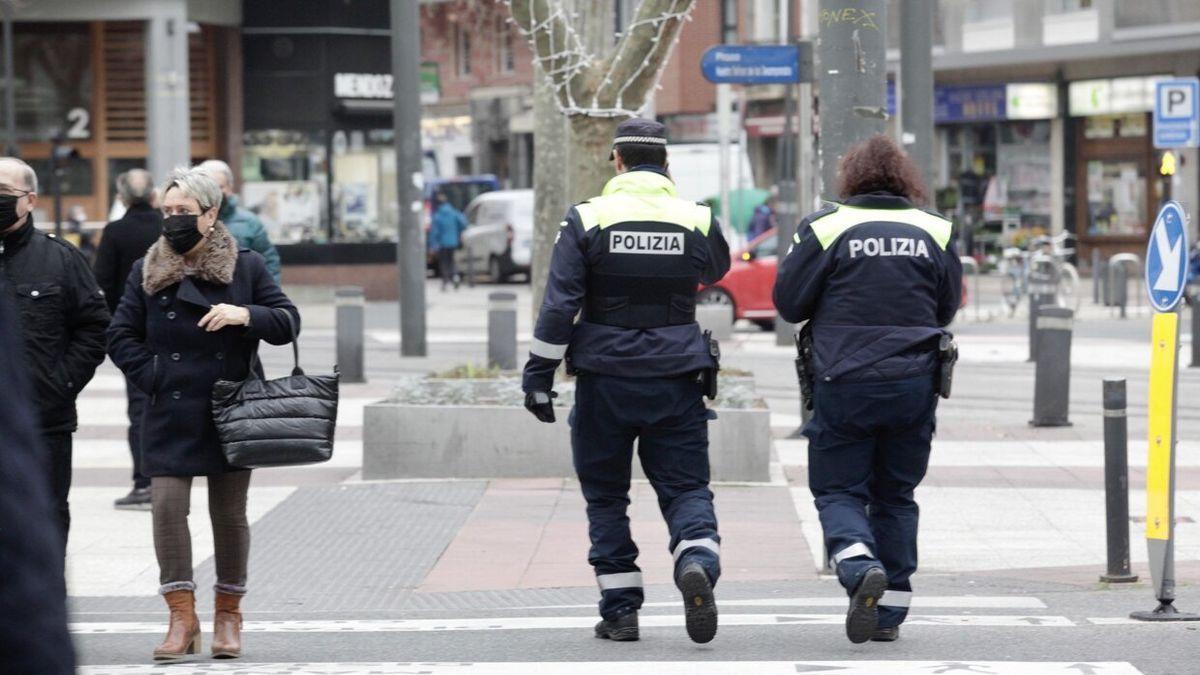 Dos agentes de la Policía Local patrullan por el centro de Vitoria.