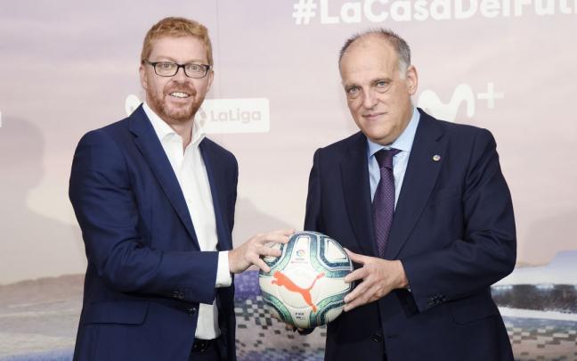 El presidente de LaLiga, Javier Tebas (der.), en el acto de firma con Movistar. El presidente de LaLiga, Javier Tebas (der.), en el acto de firma con Movistar.