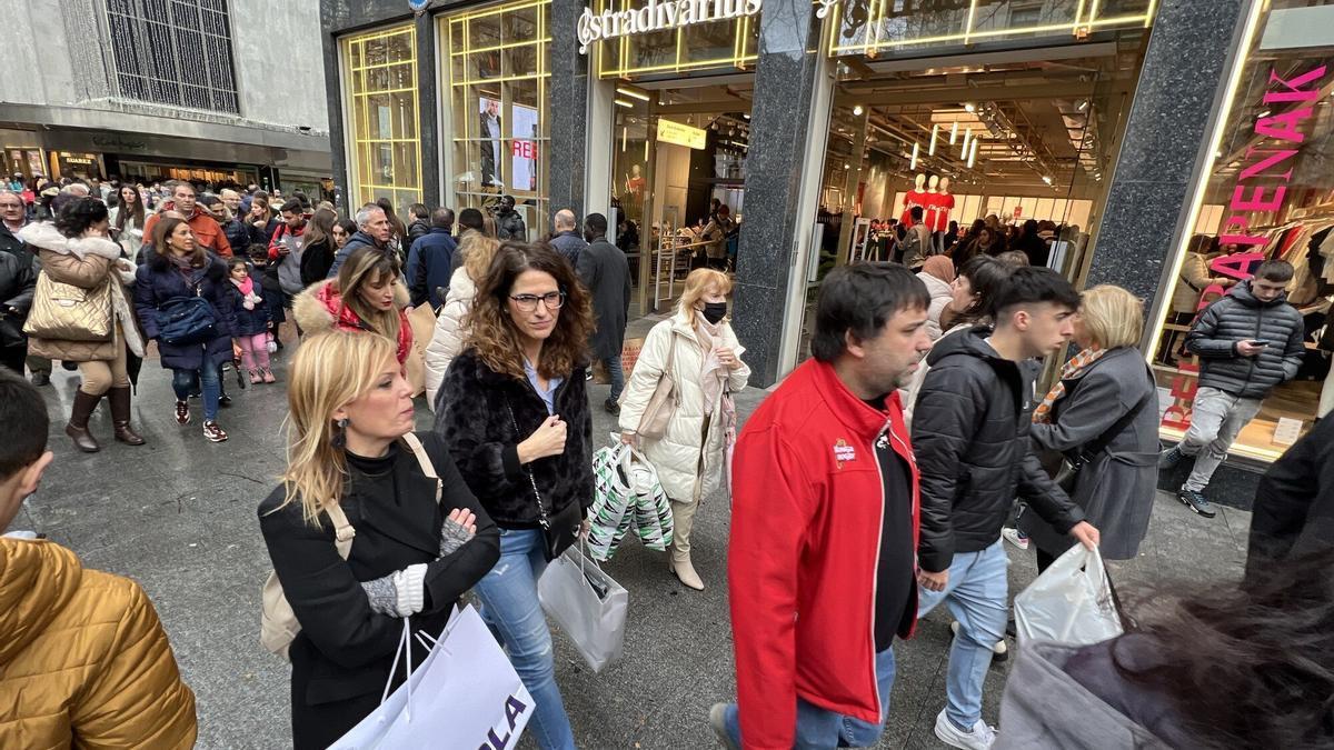 La abundante cantidad de jornadas de frío y lluvia durante el primer mes del año condicionan las rebajas.