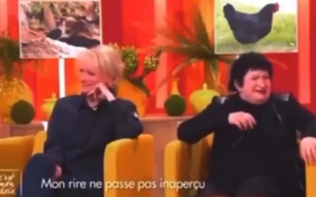 Dos señoras, con sendos paneles detrás que indican cómo suenan sus risas.