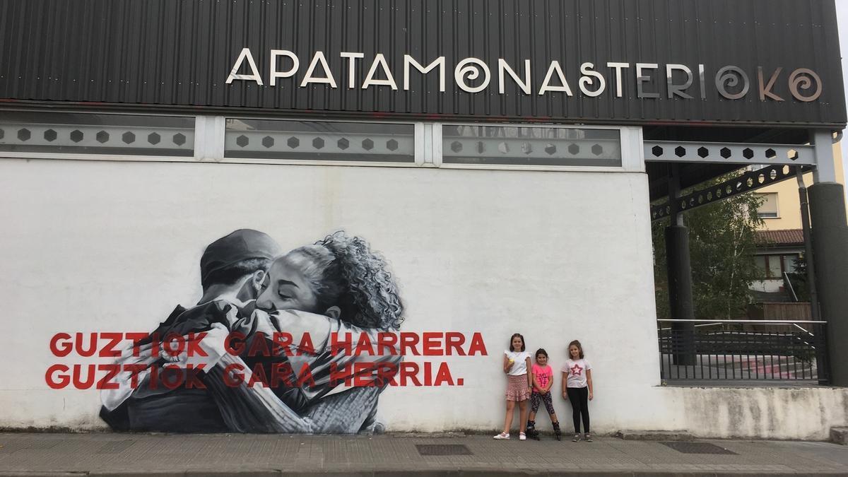 Mural en el frontón de Apatamonasterio, obra de la artista Lian Monserrate.