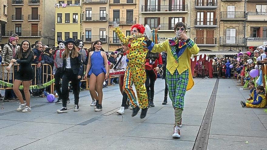 El disfraz grupal infantil de El Circo desfila en el concurso de ayer por la tarde.