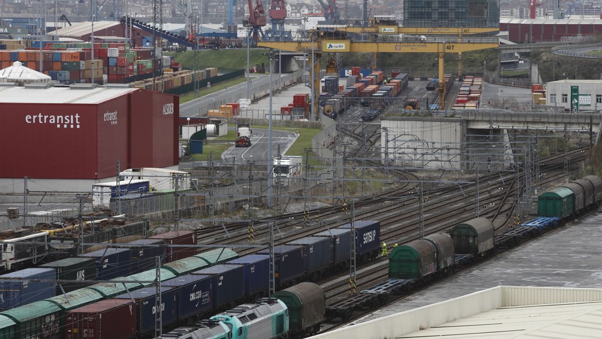 Vista de la playa de vías de trenes de mercancías del Puerto de Bilbao a la que llegan los convoys desde la meseta