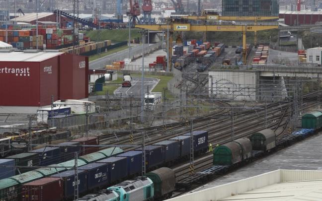 Vista de la playa de vías de trenes de mercancías del Puerto de Bilbao a la que llegan los convoys desde la meseta