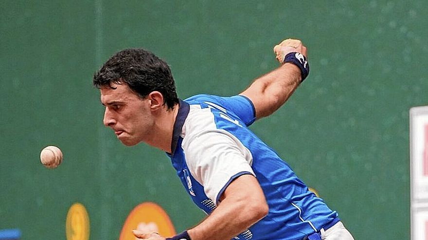 Altuna, sacando en el partido de ayer.