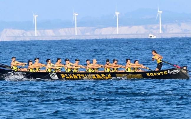 La embarcaci&oacute;n de Arkote, en plena maniobra durante la disputa de la Bandera de Castro Urdiales.