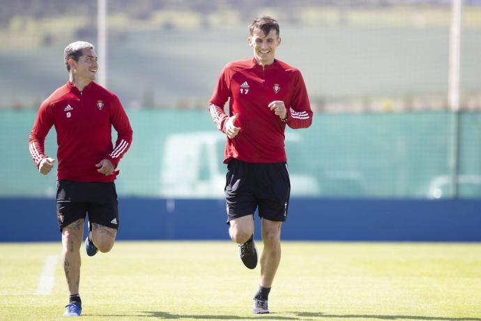 Ante Budimir sonríe junto al Chimy Ávila en un entrenamiento de Osasuna.