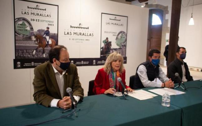 La concejala María Caballero durante la presentación del gran premio de hípica "Las murallas de Pamplona"