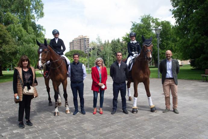 La concejala María Caballero durante la presentación del gran premio de hípica "Las murallas de Pamplona".