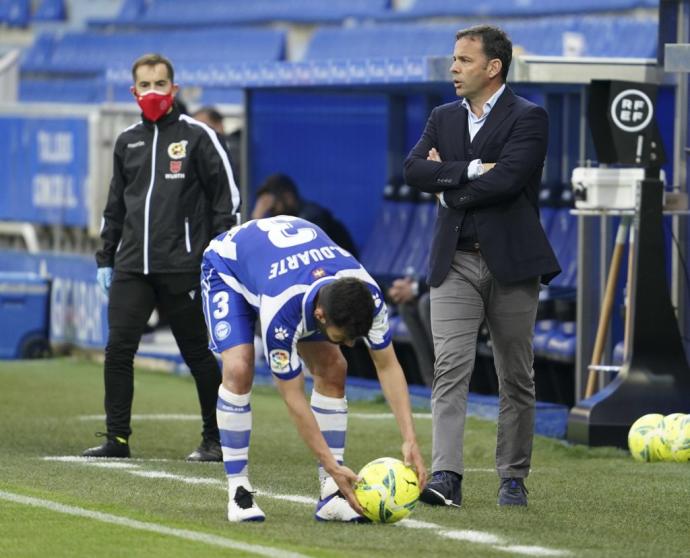 Calleja sigue el juego durante el partido ante el Granada.