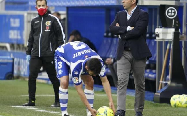 Calleja sigue el juego durante el partido ante el Granada.