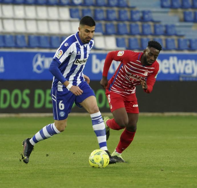 Battaglia controla el balón en el partido ante el Granada.