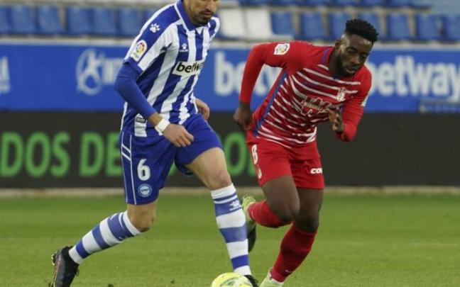 Battaglia controla el balón en el partido ante el Granada.