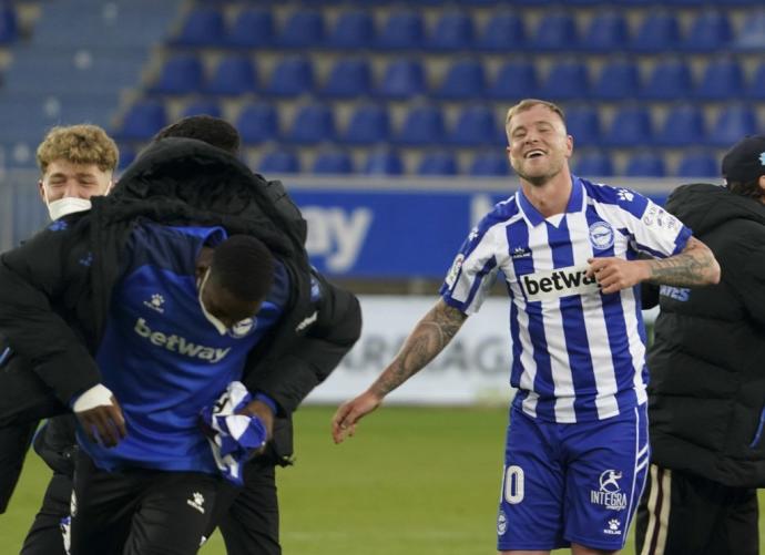 Guidetti celebra la permanencia del curso anterior con el Alavés.