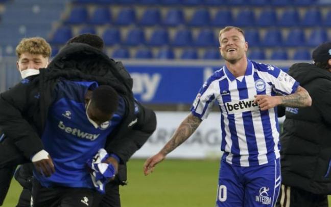 Guidetti celebra la permanencia del curso anterior con el Alavés.