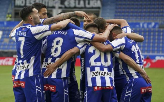 La plantilla albiazul celebra un gol la pasada campaña.