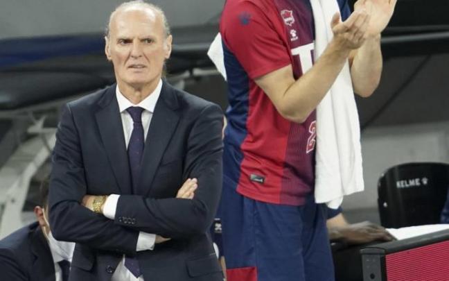 Peters aplaude desde el banquillo.