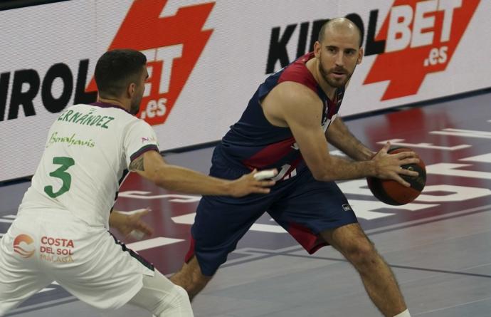 Colom controla el balón ante el Unicaja.