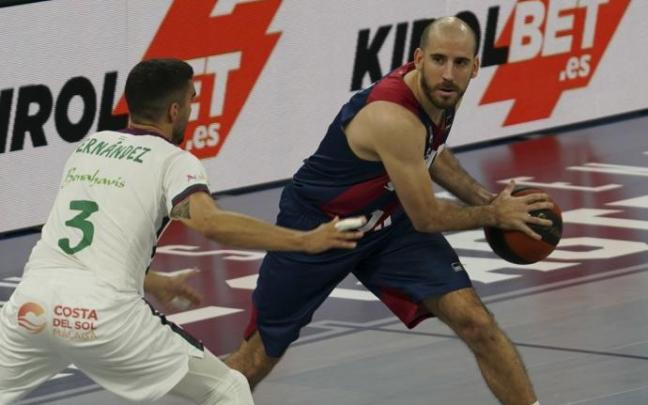 Colom controla el balón ante el Unicaja.