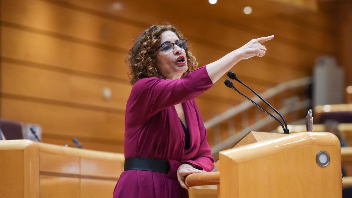 María Jesús Montero defiende los PGE en el Senado.