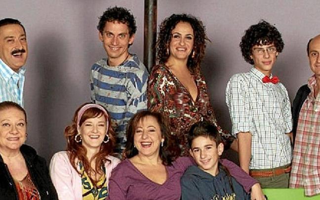 Carmen Machi, protagonista de ‘Aída’, junto a sus principales compañeros de reparto. Carmen Machi, protagonista de ‘Aída’, junto a sus principales compañeros de reparto.