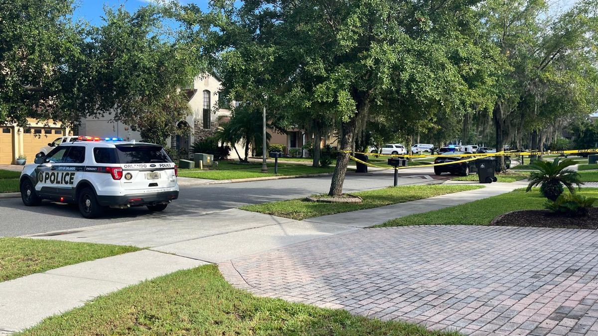 Un vehículo de la policía en el escenario del tiroteo en Florida