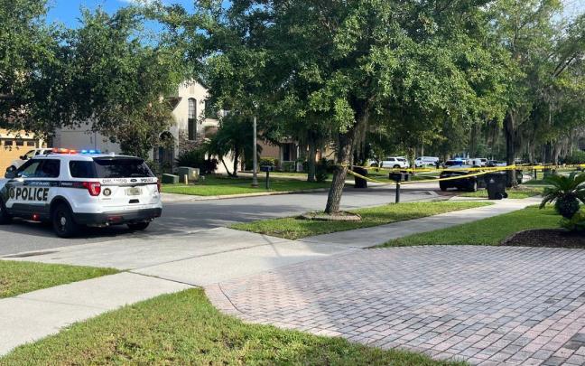 Un veh&iacute;culo de la polic&iacute;a en el escenario del tiroteo en Florida