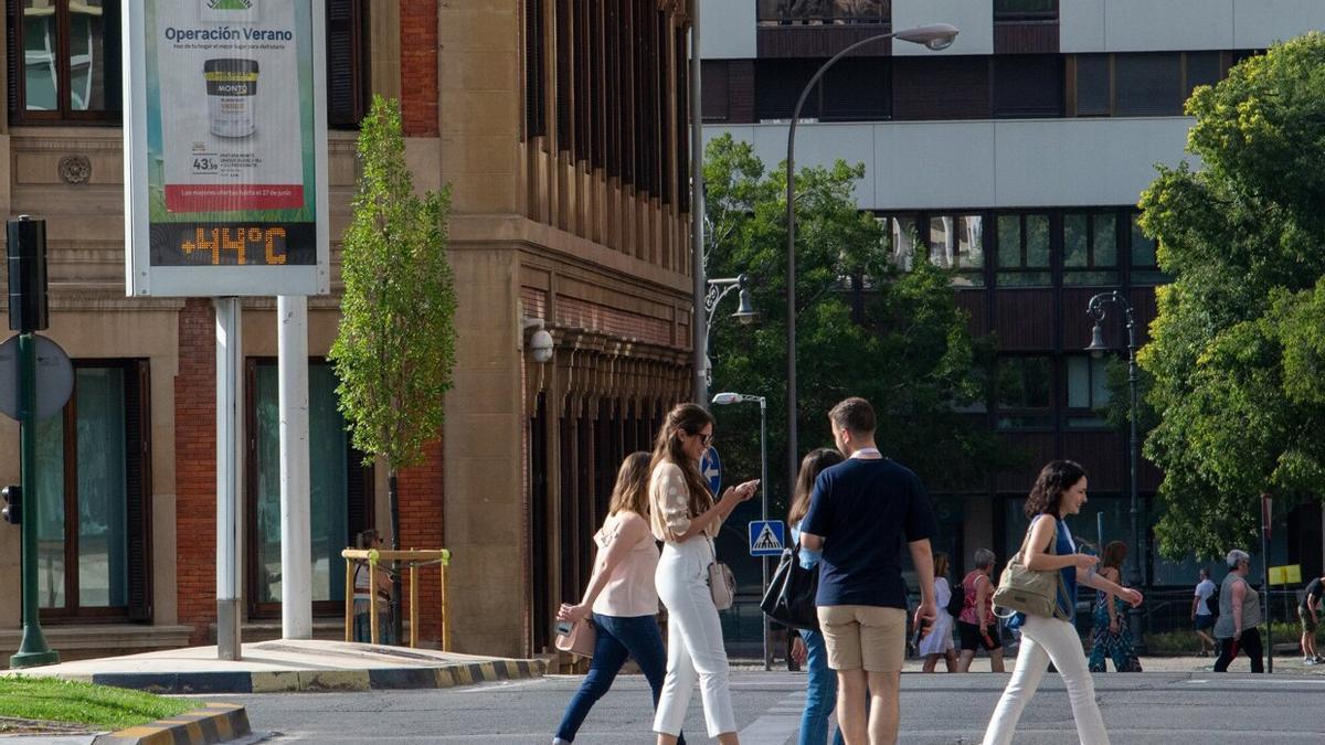 Un termómetro marca 44 grados en Pamplona.