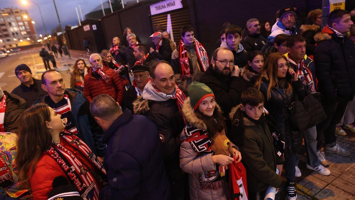 Varias decenas de personas se han congregado ante el autobús
