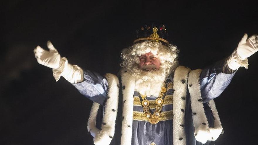 Melchor saluda al público en la Cabalgata de Reyes de 2020