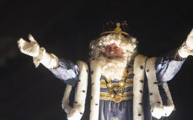 Melchor saluda al público en la Cabalgata de Reyes de 2020 Melchor saluda al público en la Cabalgata de Reyes de 2020