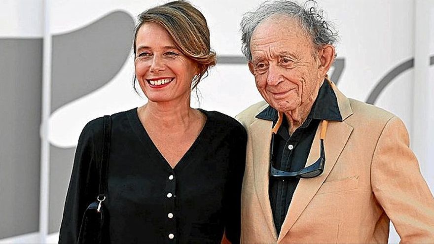 El director Frederick Wiseman y la actriz Nathalie Boutefeu, antes del estreno de Un couple. | FOTO: EFE