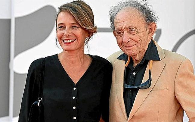 El director Frederick Wiseman y la actriz Nathalie Boutefeu, antes del estreno de Un couple. | FOTO: EFE