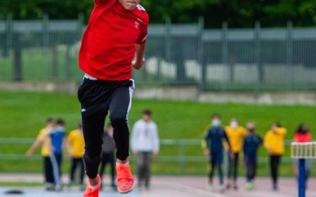 Adrián Mínguez, durante uno de sus entrenamientos con el Barrutia.