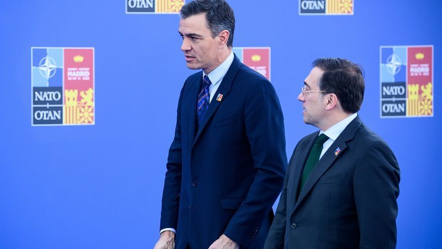 Pedro Sánchez junto al ministro de Exteriores, José Manuel Albares.