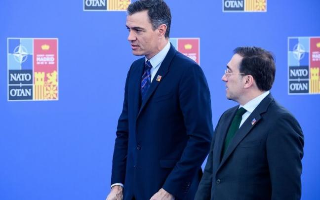 Pedro Sánchez junto al ministro de Exteriores, José Manuel Albares.