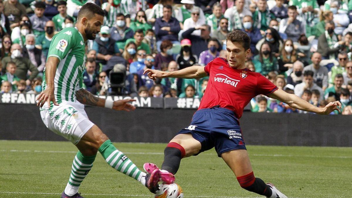 Willian José, del Betis, pelea el balón con Lucas Torro, de Osasuna