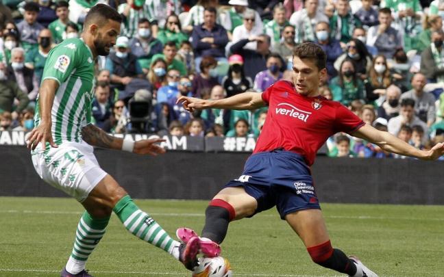 Willian José, del Betis, pelea el balón con Lucas Torro, de Osasuna Willian José, del Betis, pelea el balón con Lucas Torro, de Osasuna