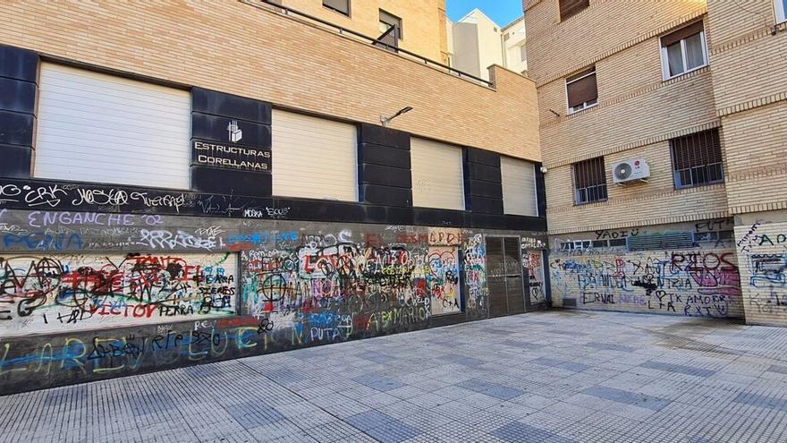 Parte trasera de unos edificios en el pasaje del Regio repleta de pintadas