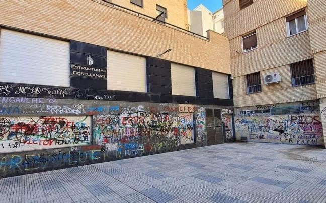 Parte trasera de unos edificios en el pasaje del Regio repleta de pintadas Parte trasera de unos edificios en el pasaje del Regio repleta de pintadas