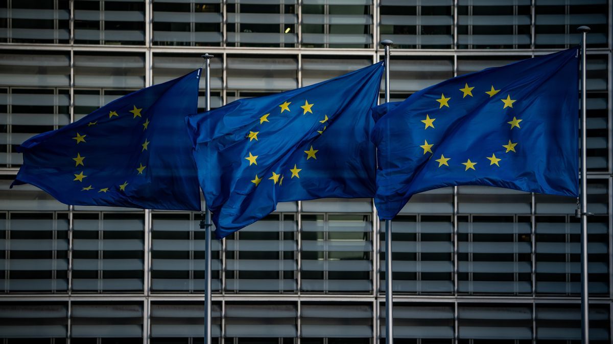Banderas de Europa frente a la Comisión Europea en Bruselas (Bélgica).