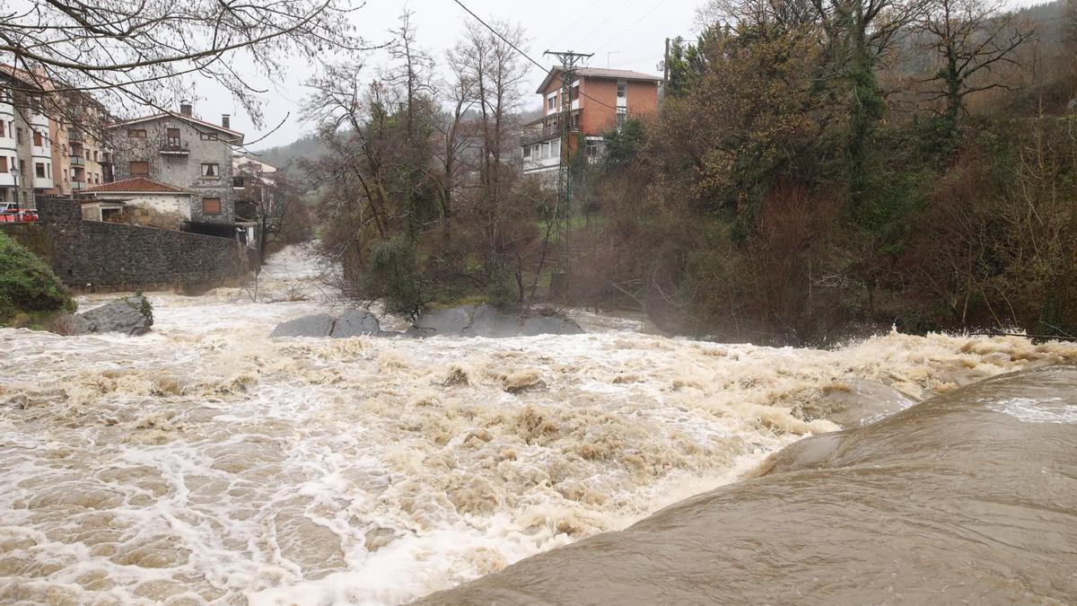 Balsas de agua en las carreteras de Bizkaia y crecida de ríos debido a las fuertes lluvias