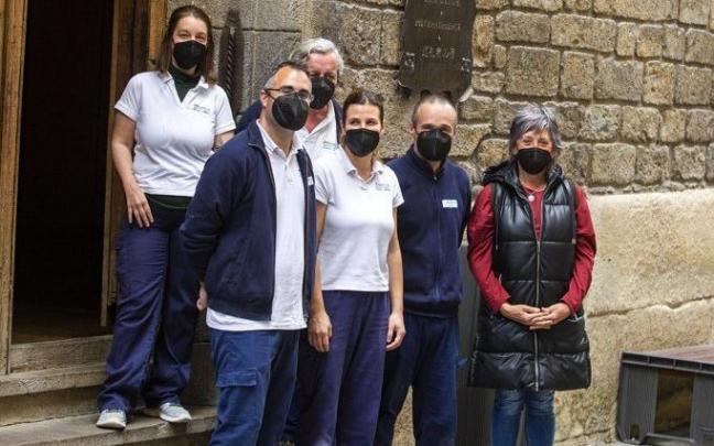 En la foto José Mari Mitxlena, Iñigo Unanua, Mertxe Irigoyen, Justo Santxonea, Itziar Unanua y Mari Carmen Urtea. En la foto José Mari Mitxlena, Iñigo Unanua, Mertxe Irigoyen, Justo Santxonea, Itziar Unanua y Mari Carmen Urtea.