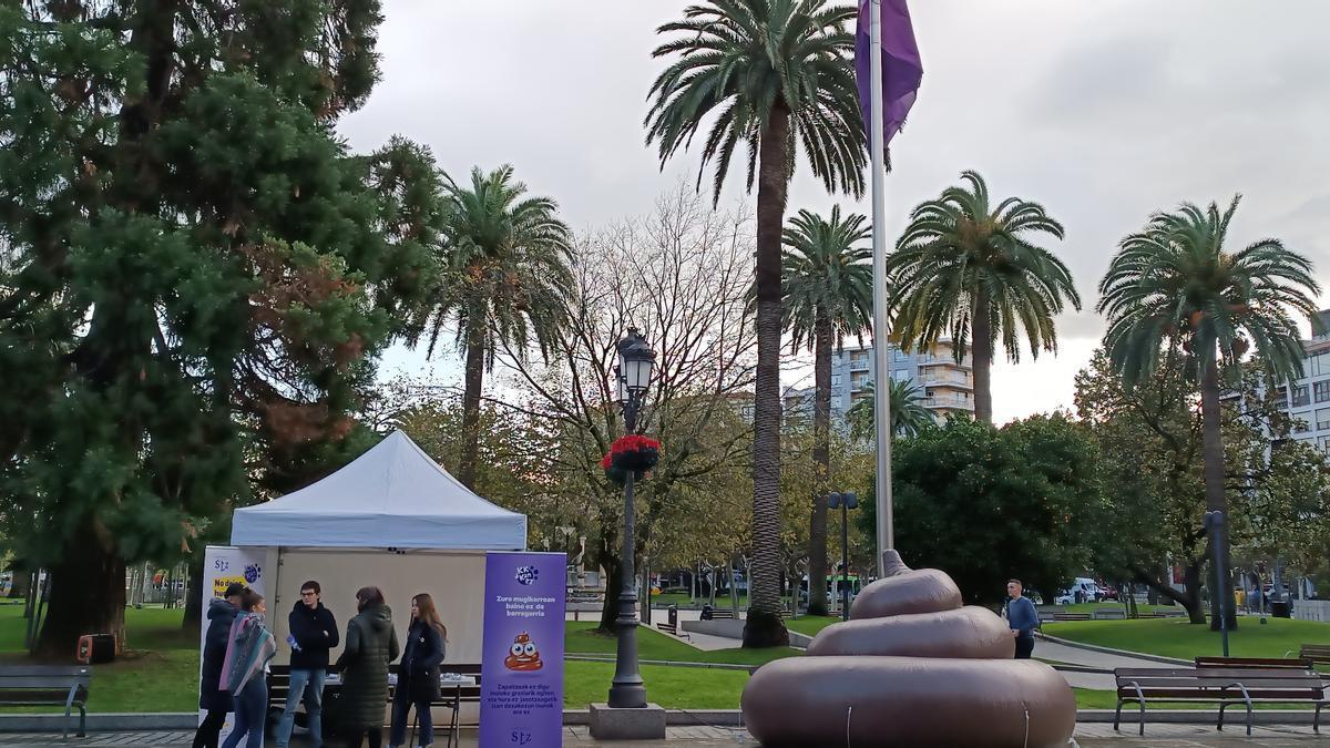 La carpa informativa y la caca hinchable gigante estarán todo este fin de semana en el parque central de Santurtzi.